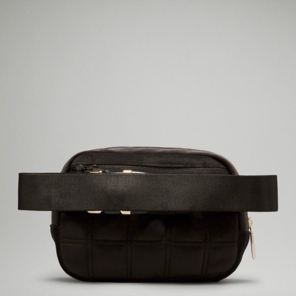 Lululemon Everywhere Belt Bag Quilted Velour Black & Gold Velvet Crossbody Nwt - Picture 4 of 6
